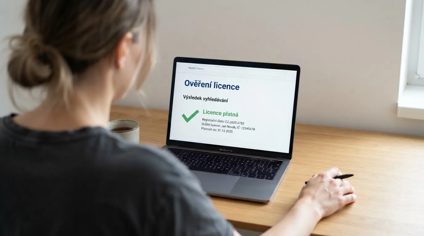 Úřední dokument s razítkem Ministerstva financí ČR a zvětšeným detailem registru licencí